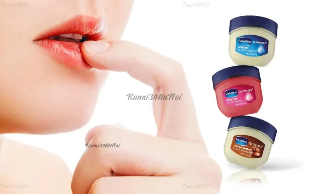 Bên trong son dưỡng và Vaseline có chứa nhiều dưỡng chất giúp cấp ẩm nhanh cho môi, giúp trị môi khô nứt nẻ chỉ trong 1 đêm.