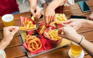 Uống trà Cúc Vu sau khi ăn nhiều đồ dầu mỡ Uống trà Cúc Vu sau khi ăn nhiều đồ dầu mỡ