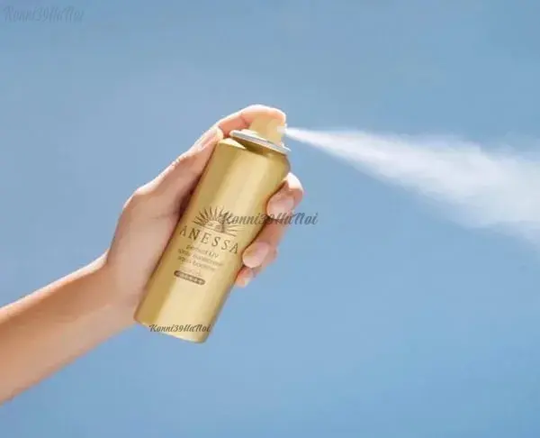 sử dụng xịt chống nắng anessa