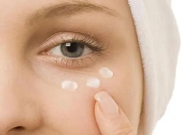 26npb12uq7 Bôi kem dưỡng da vào vùng mắt