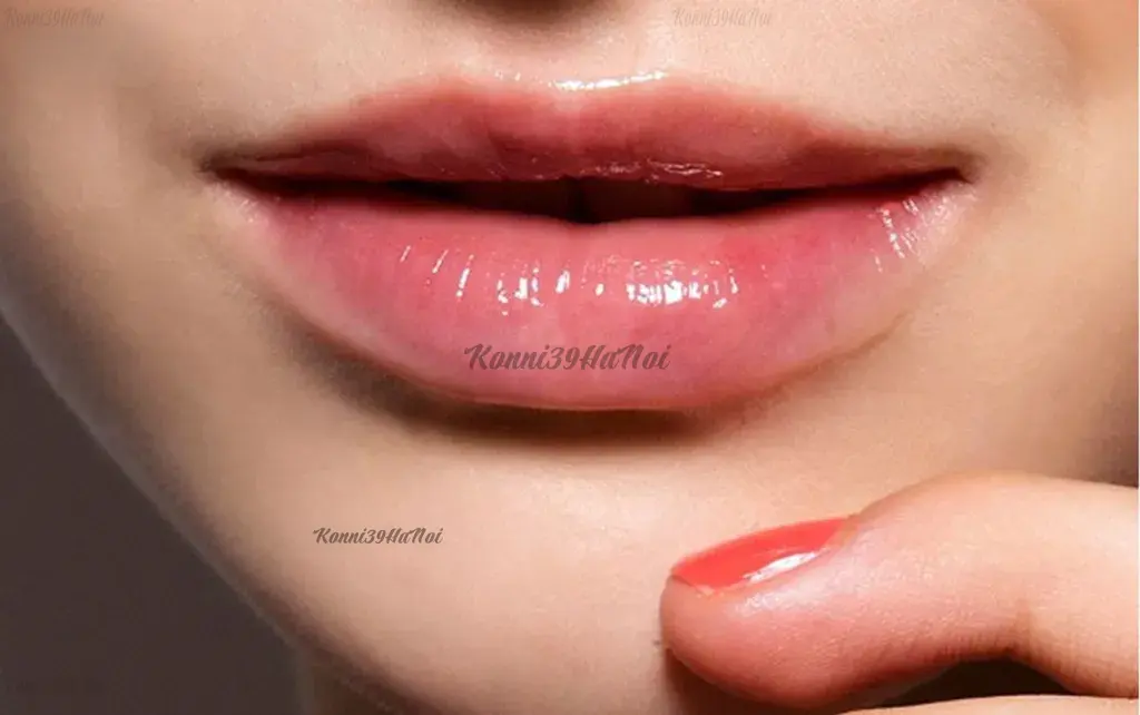 Sau khi thoa son không nên liếm môi để không gây viêm nhiễm đồng thời giữ được dưỡng chất.