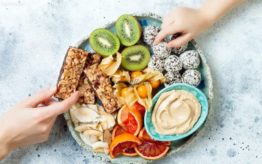 Bổ sung 2 - 3 bữa ăn phụ giữa các bữa ăn chính giúp tăng cường calo tiêu thụ, là cách tăng cân cho người gầy khó hấp thụ