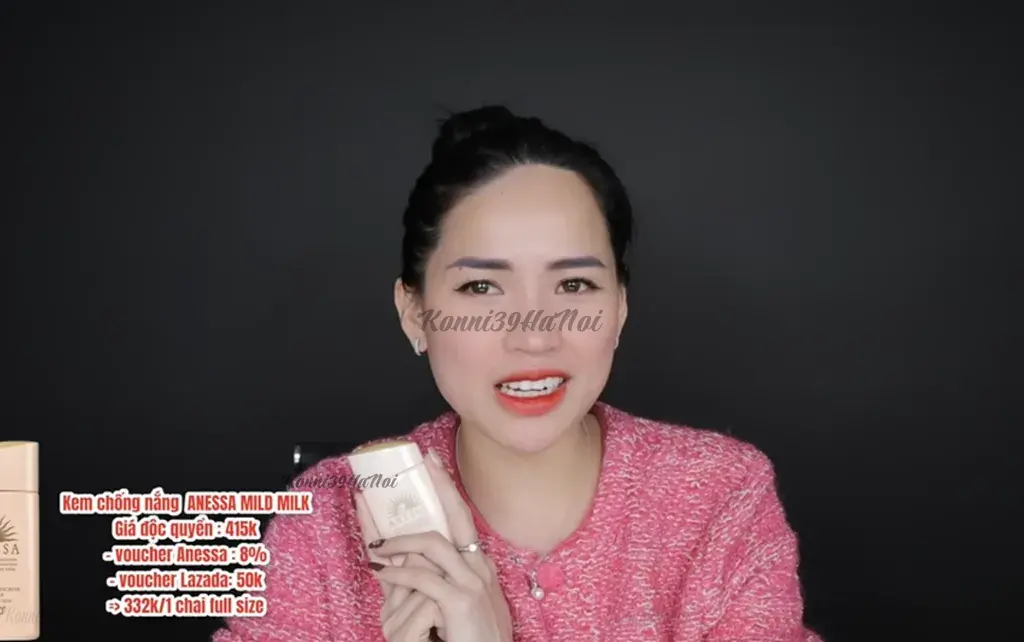 Beauty blogger Hà Linh trải nghiệm sử dụng kem chống nắng của Nhật Anessa Perfect UV Sunscreen Mild Milk.