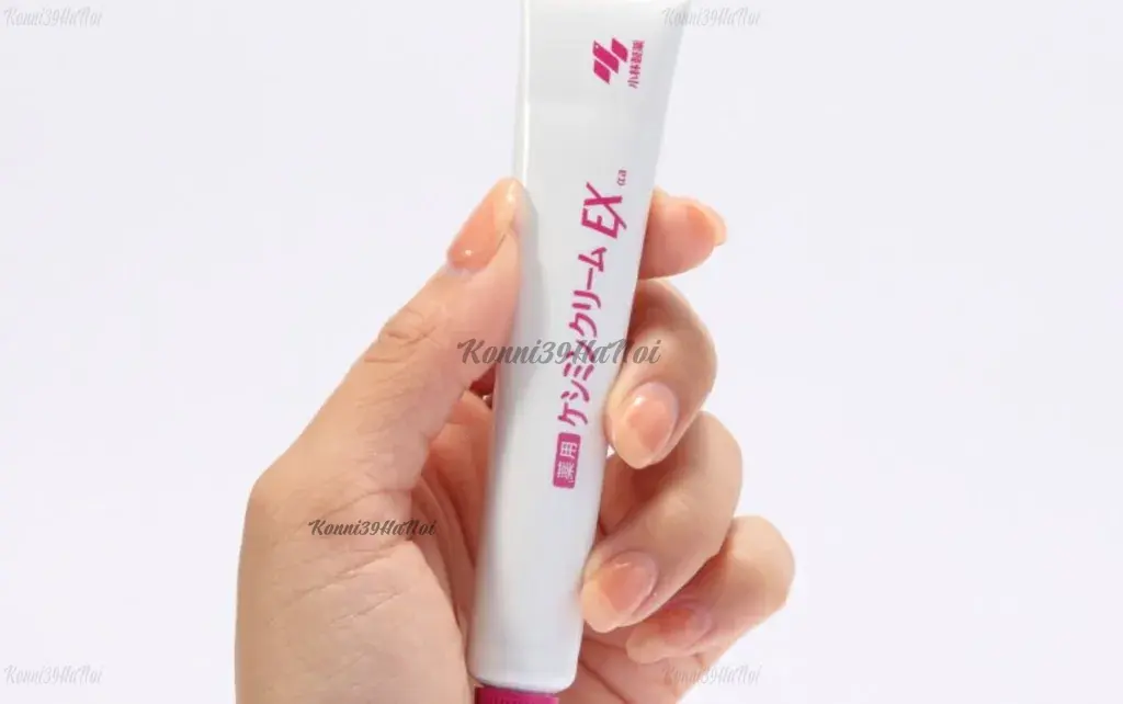 Sử dụng đều đặn kem trị nám của Nhật Kobayashi EX 2 lần mỗi ngày sau bước làm sạch da