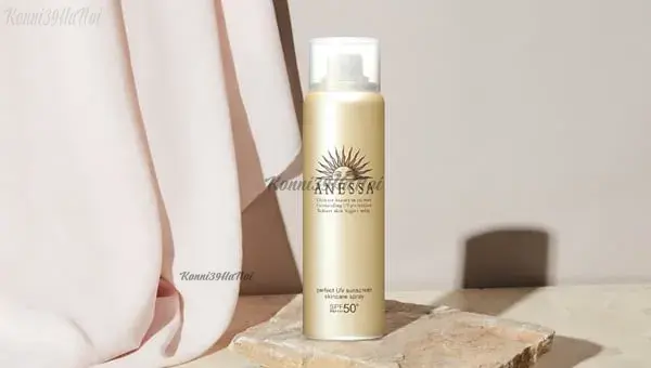 xịt chống nắng Anessa màu vàng