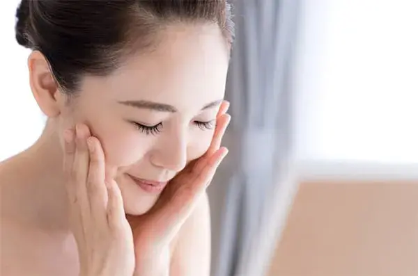 Thời gian nghỉ giữa bước thoa nước hoa hồng với kem dưỡng da là 5 phút. bước thoa nước hoa hồng với kem dưỡng da là 5 phút.