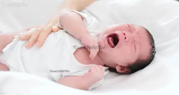 Bé khóc vì quên thay bỉm