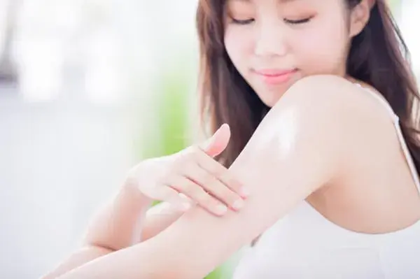 70cnhjcot4 sử dụng sản phẩm sữa dưỡng thể Hatomugi có chứa thành phần chống nắng