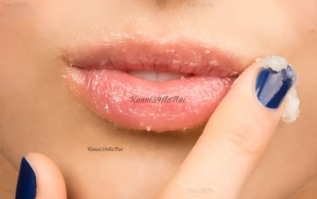 Bên cạnh các sản phẩm dưỡng môi chuyên dụng, bạn có thể dùng các nguyên liệu tự nhiên như dầu dừa để làm sạch môi.