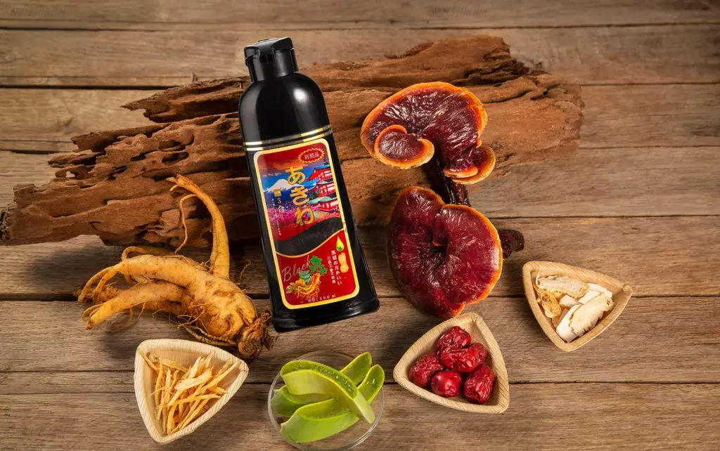 Dầu gội phủ bạc Akiwa chứa thành phần thiên nhiên, giúp nhuộm tóc, chăm sóc tóc chắc khỏe