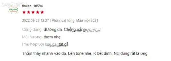 Người dùng nhận xét sản phẩm thấm nhanh vào da, không gây bết dính, giúp lên tông da nhẹ.
