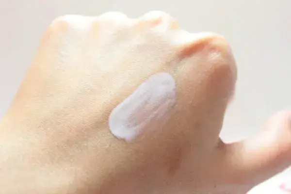 Kem chống nắng Biore UV Bright Milk SPF50+ PA+++ được kết cấu dưới tinh chất dạng sữa, dễ dàng thẩm thấu lên da. Kem chống nắng Biore UV Bright Milk SPF50+ PA+++