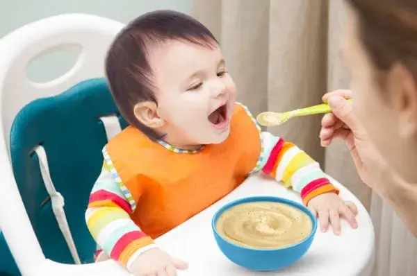 nên cho bé ăn dặm bằng bột ăn dặm