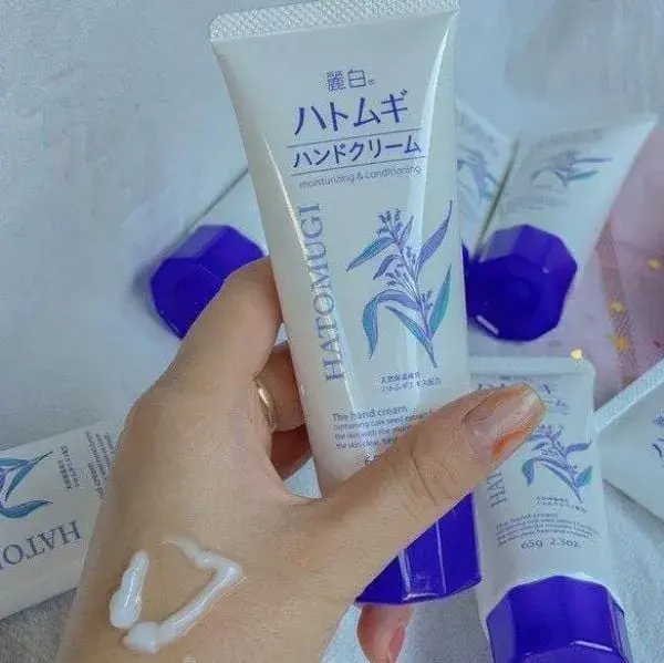 Kem dưỡng ẩm Hatomugi Hand Cream có dạng kem lỏng