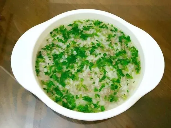 Cách nấu cháo cho bé ăn dặm đơn giản với thịt heo, cải ngọt