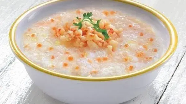 Cháo tôm cà rốt có màu sắc bắt mắt, tạo hứng thú cho bé khi ăn dặm