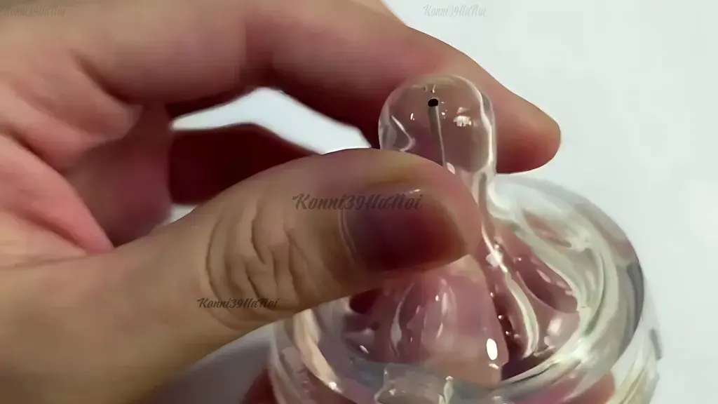 Sau khi lắp đầu đục vào thân dụng cụ, gắn núm bình ty trên đầu đục rồi thực hiện bước tiếp theo.