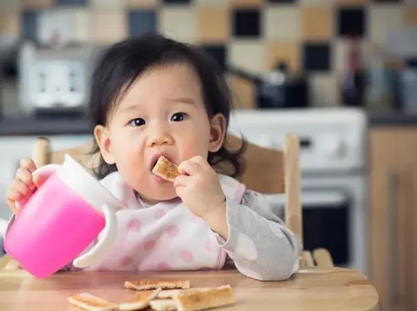 be-bo-banh-vao-mieng_78b1e118ec7047f590e00809fd82fbef-1 Gợi ý 4 loại bánh canxi cho bé tốt mẹ nên chọn
