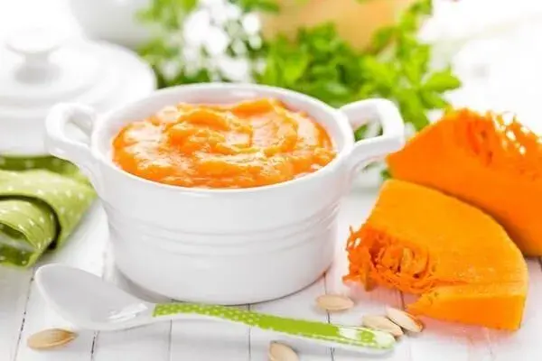 Bột ăn dặm bí đỏ được nhiều em bé yêu thích do có vị ngọt, thơm và màu sắc bắt mắt