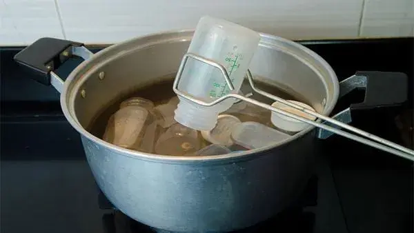 Khử trùng bình sữa và các dụng cụ pha sữa