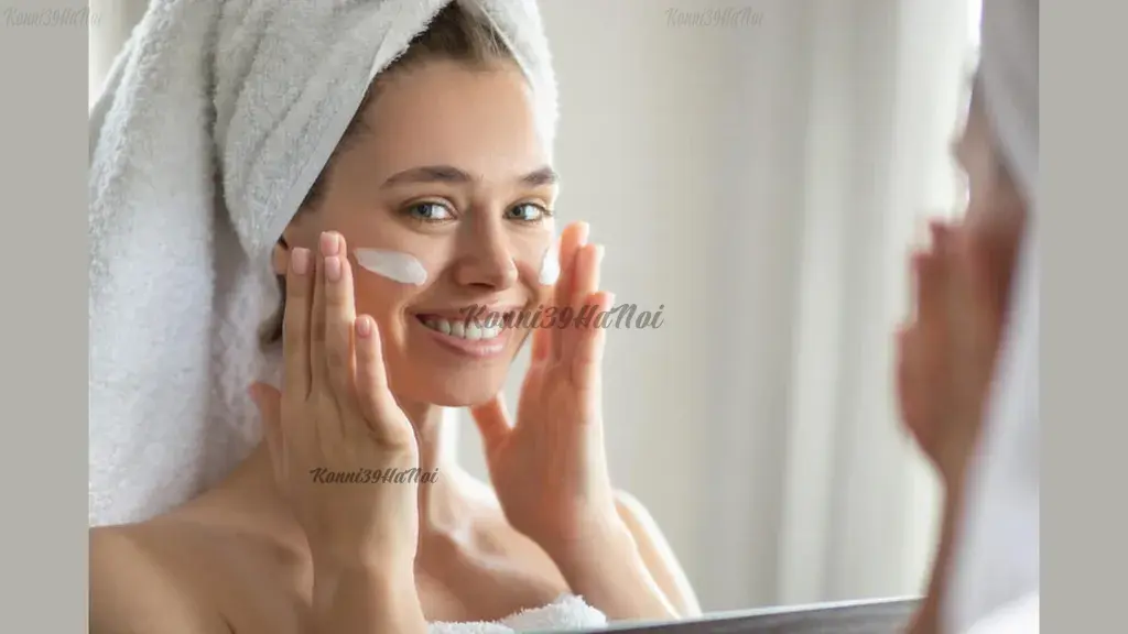 Bôi kem dưỡng trước khi ngủ