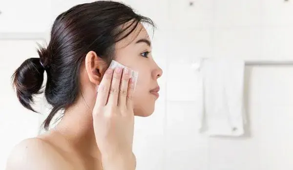 Bôi kem dưỡng ẩm có cần tẩy trang không? Bật mí cách bôi kem cực chuẩn