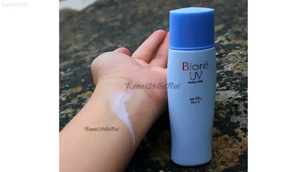 Kết cấu dưới dạng sữa và có chứa cồn nên sản phẩm thẩm thấu rất nhanh