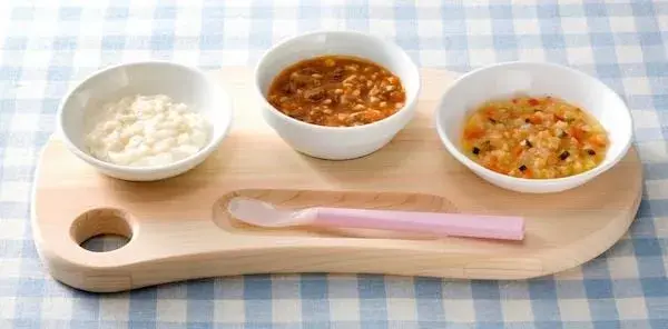 Thực đơn ăn dặm cho bé 6 tháng kiểu Nhật gồm những món ăn được chế biến riêng biệt từ loãng đến đặc dần