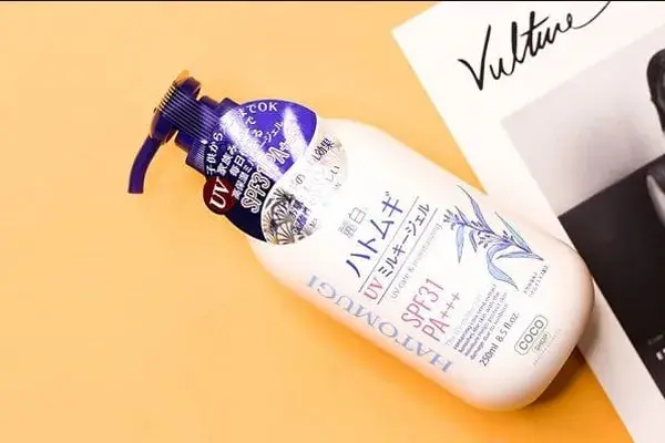 Gel chống nắng nâng tông ý dĩ Hatomugi UV Milky Gel SPF31 có chỉ số chống nắng dịu nhẹ, chứa nhiều chất dưỡng ẩm, giúp da sáng khỏe.