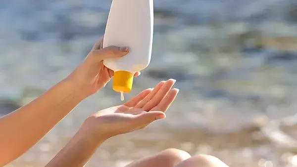 Đổ kem chống nắng ra tay