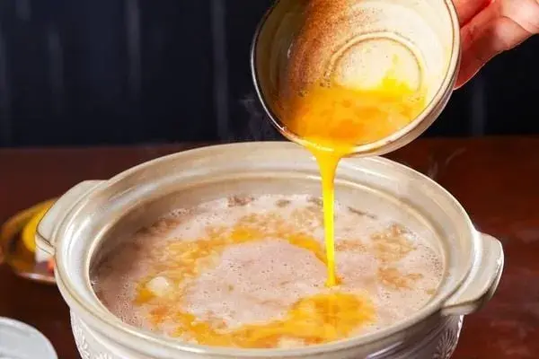 Cháo trứng hạt sen được nấu đơn giản, tiết kiệm thời gian chuẩn bị