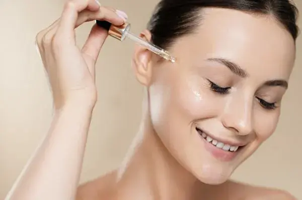 Thoa serum bao lâu thì thoa kem dưỡng? Bôi ngay có sao không?