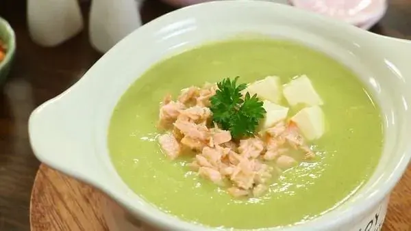 Cháo cá hồi phô mai là món ngon giàu dinh dưỡng mà mẹ có thể dễ dàng thực hiện