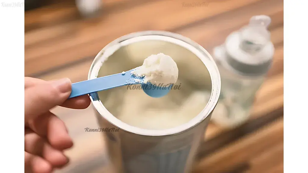 Sử dụng thìa có sẵn trong lon sữa để đảm bảo lượng sữa lấy ra chuẩn xác.