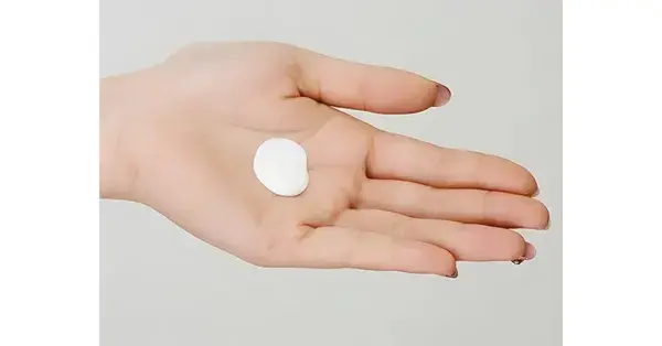 Dưỡng thể Nhật Hatomugi dành cho ban ngày có kết cấu dạng sữa lỏng