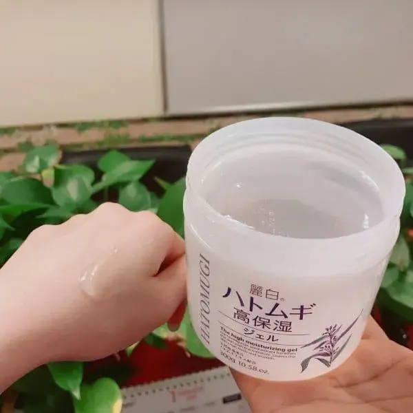 Gel dưỡng ẩm Hatomugi kết cấu dạng gel lỏng nhẹ, thấm nhanh