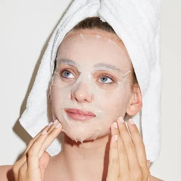 eu-mat-na-len-toan-bo-khuon-mat-de-da-duoc-hap-thu-duong-chat-tot-nhat_865e1099ad19412783463cbef4fdcdf5_grande Bạn nên thoa đều mặt nạ lên toàn bộ khuôn mặt để da được hấp thụ dưỡng chất tốt nhất