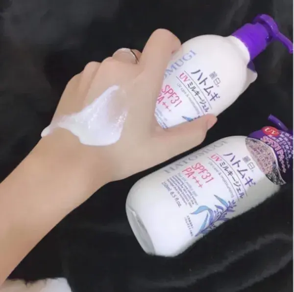 Bôi kem chống nắng nâng tone Hatomugi ý dĩ SPF31