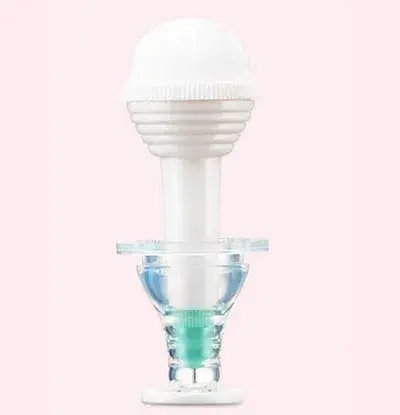 cách đục lỗ núm bình sữa với dụng cụ Pigeon bước 2
