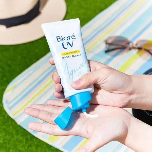 Tinh chất chống nắng Biore UV Aqua Rich Light Up Essence được nhiều người dùng yêu thích với khả năng thấm nhanh, nâng tone da sáng mịn Biore UV Aqua Rich Light Up Essence được nhiều người dùng yêu thích với khả năng thấm nhanh
