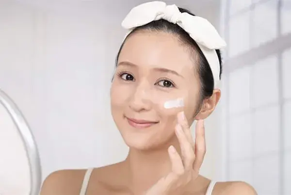 Bôi kem dưỡng da sau khi bôi serum