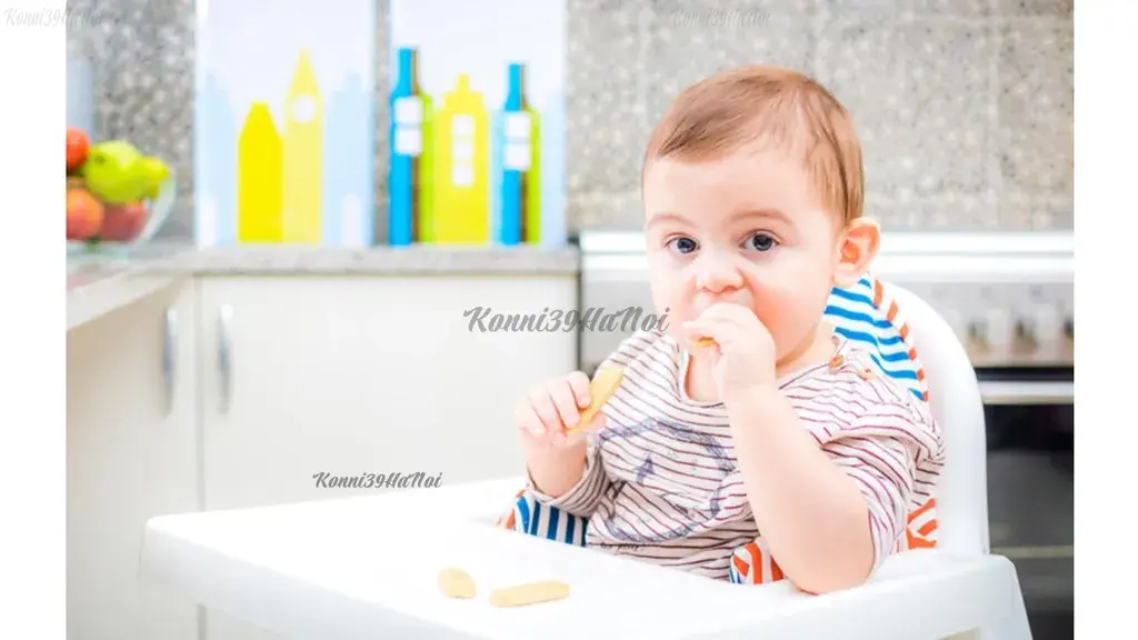 Nếu bé có thể ngồi cân bằng, ổn định và có thể tự lấy thức ăn đưa vào miệng thì đó là dấu hiệu bé đã sẵn sàng ăn dặm.