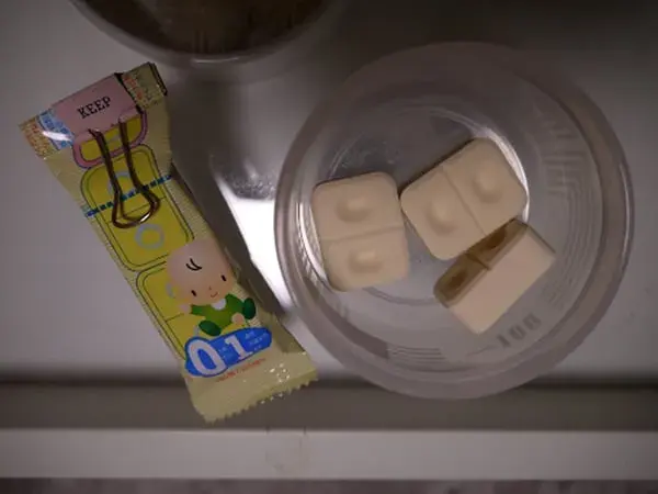 Sữa thanh Meiji sau khi mở ra được bọc kín lại để bảo quản
