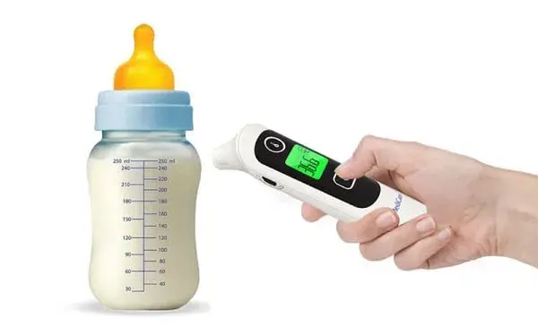 dùng nhiệt kế để kiểm tra nhiệt độ sữa cho bé