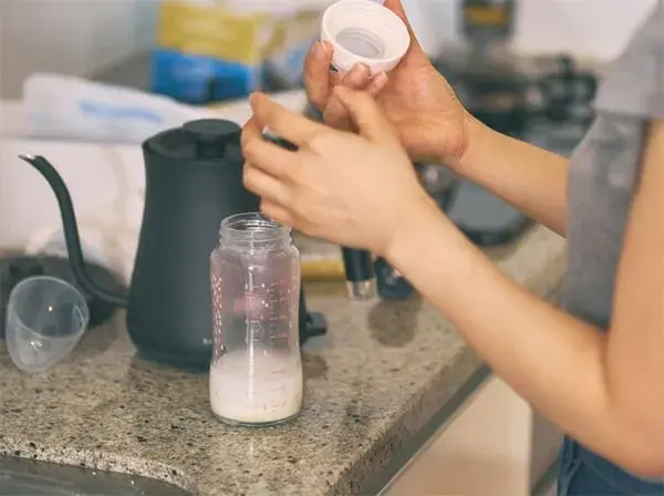 Bố mẹ cần vệ sinh tay và các dụng cụ pha sữa trước khi tiến hành pha cho con. Mẹ thực hiện pha sữa Meiji thanh cho bé