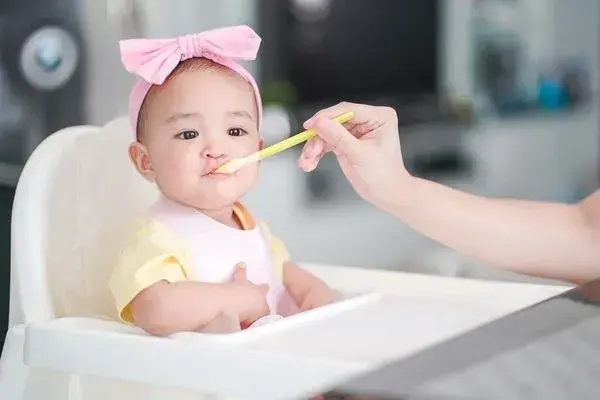Mẹ chỉ nên cho bé ăn từ 2 - 3 thìa cafe bột trong lần đầu ăn dặm