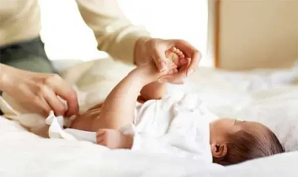 [GIẢI ĐÁP] Nên thay bỉm cho bé sơ sinh bao lâu 1 lần?