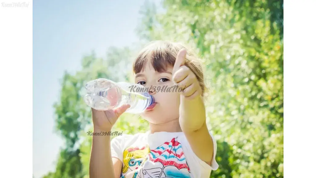 Trẻ nên uống đủ nước mỗi ngày theo nhu cầu ở từng độ tuổi