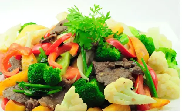 một phần thịt cùng nhiều loại rau củ