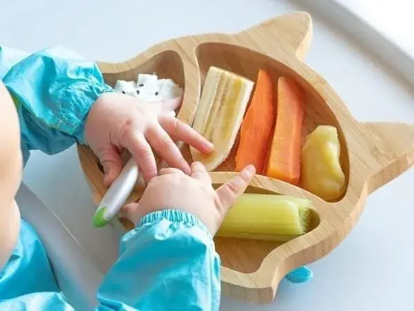 Thực đơn ăn dặm theo phương pháp BLW gồm những món ăn được nấu chín mềm, thái nhỏ